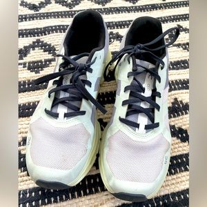 ON Women’s Cloudrunner Training Shoes Frost Size 8.5
